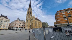 Velečasni Atila Želer o obnovi novosadske „Katedrale“: Stručnjaci će utvrditi da li su pukotine na lukovima crkve nastale zbog izgradnje podzemne garaže