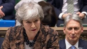 Velika Britanija: Konzervativci prete da će srušiti premijerku