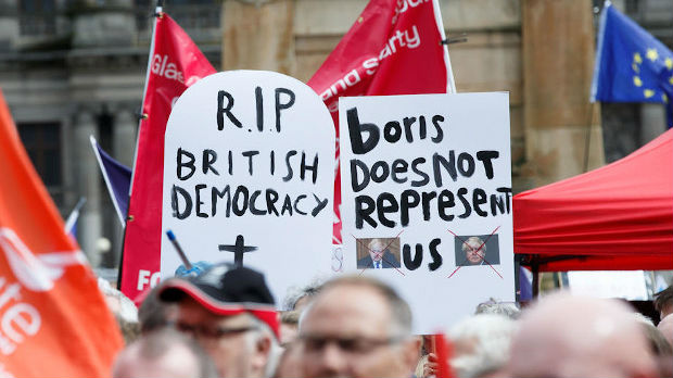 Velika Britanija danas – protesti u 50 gradova i funta koja tone