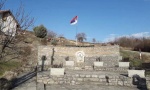 Velika Hoča: Vraćen jarbol sa srpskom zastavom na spomenik kidnapovanih i ubijenih Srba 