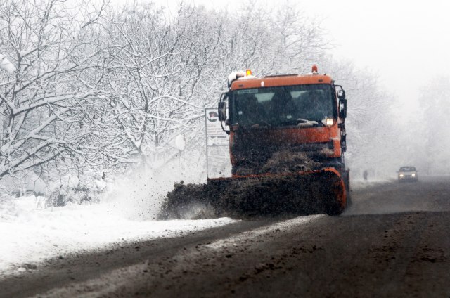 Velika gužva na auto-putu u oba smera, sneg na drumu