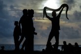Velika panika na poznatoj plaži u Grčkoj: Ogromna zmija danima uznemirava turiste VIDEO