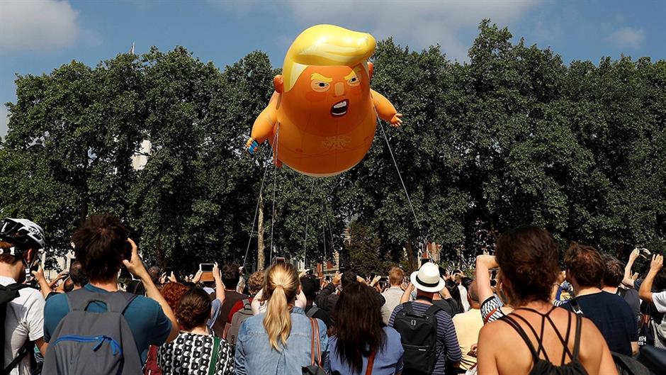 Veliki balon u obliku bebe Trampa u Londonu
