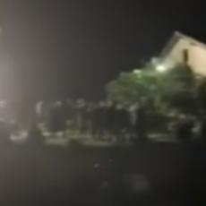 Veliki broj građana uz MOLITVE čuva Krstionicu na Miholjskoj Prevlaci: Policijske patrole u Tivtu (VIDEO)