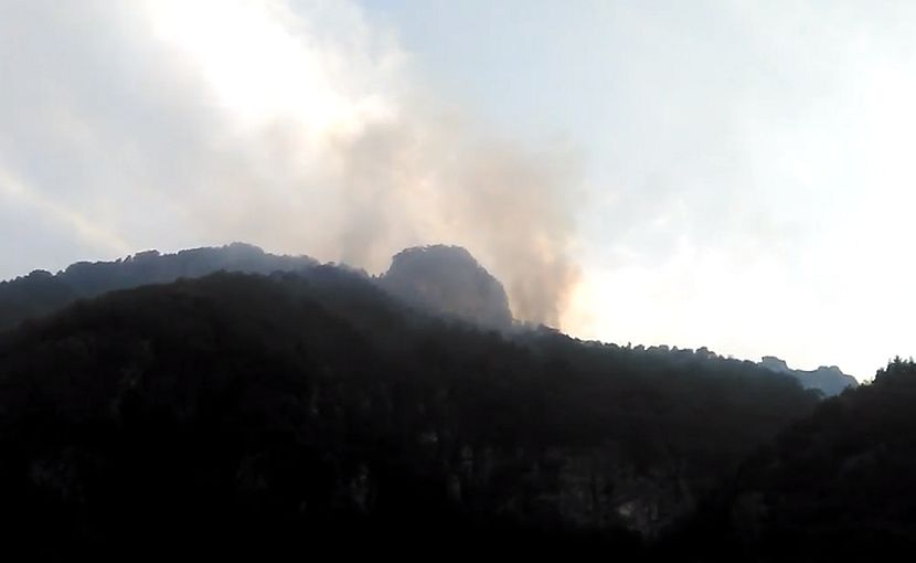 Veliki požar na Jablanici: Gori borova šuma, angažovani helikopteri. U toku je opaka borba sa stihijom (FOTO) (VIDEO)