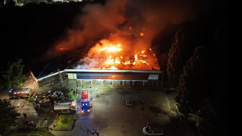 Veliki požar na železničkoj stanici u Boru: Vatrena stihija „progutala“ krov [FOTO]