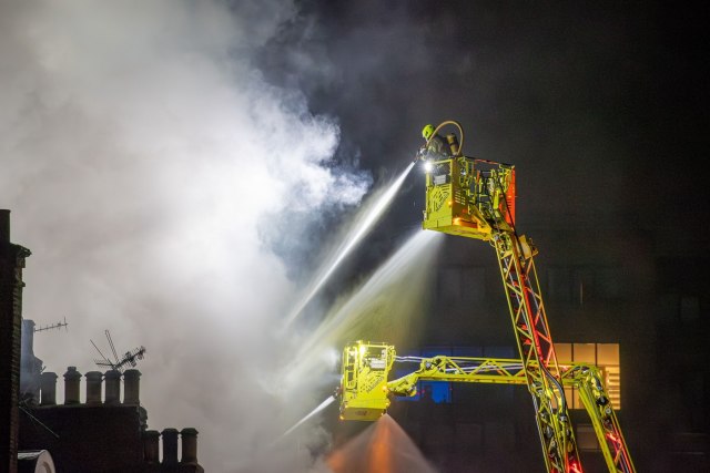 Veliki požar u Londonu: Više od 100 ljudi evakuisano, ima povređenih FOTO/VIDEO