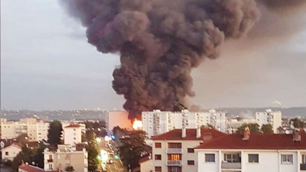 Veliki požar u blizini Liona, gori skladište 