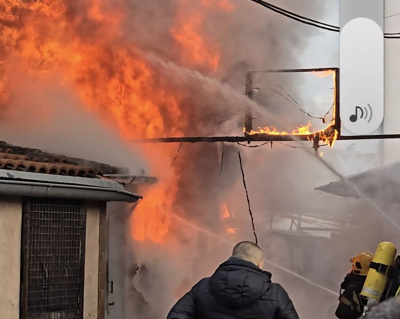 Veliki požar u centru Novog Pazara (Video)