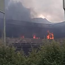 Veliki požar u mostarskom naselju Rudnik! Vatra GUTA zgrade i vozila! (VIDEO/FOTO)