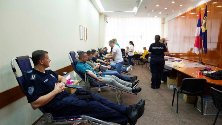 Velikim odzivom akciji dobrovoljnog davanja krvi pripadnici MUP-a još jednom pokazali da su veliki ljudi (FOTO)