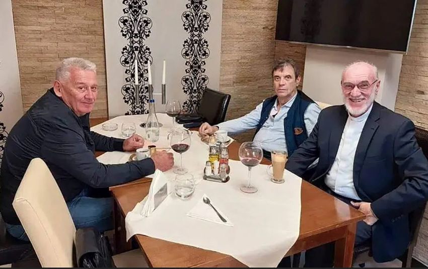 Velja Ilić objavio fotografiju sa Koštunicom iz kafane, evo kako danas izgleda bivši predsednik SRJ (FOTO)
