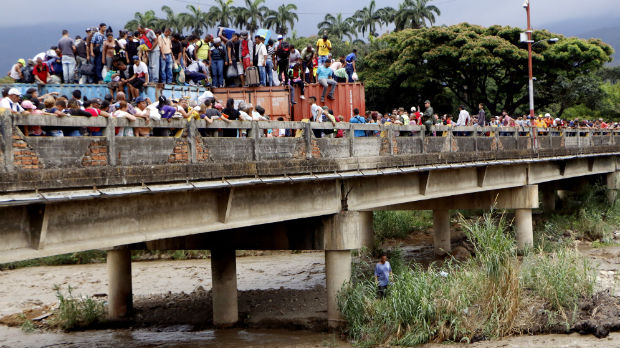 Venecuelanci probili barikade da bi došli do hrane i lekova