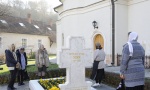 Vernici posetili počivalište patrijarha Pavla u manastiru u Rakovici: Srećni jer smo živeli u njegovo vreme