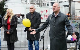 
					Vesić: Đilas ostao dužan 400 miliona dinara porodiljama u Beogradu 
					
									