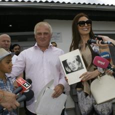 Vesić i Ceca posetili malog Farhada Nurija, humanog umetnika iz Centra za azil (FOTO)