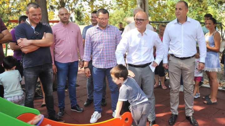 Vesić obišao rekonstruisano dečje igralište u Stepojevcu, isti kvalitet života za sve građane Beograda (FOTO)