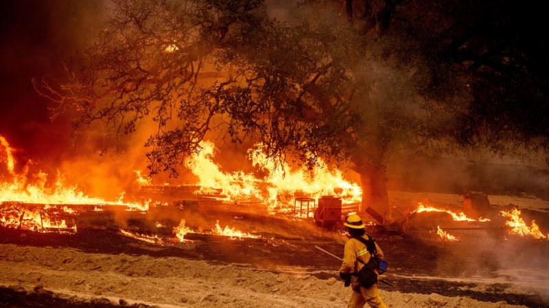 Vetrovi ojačavaju dok se vatrogasci bore protiv požara u Kaliforniji