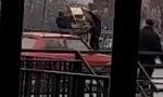 Vi ste dno Vlasotinca:  Dva muškarca snimljena kako u centru grada bacaju otpad u reku, građani besni (VIDEO)