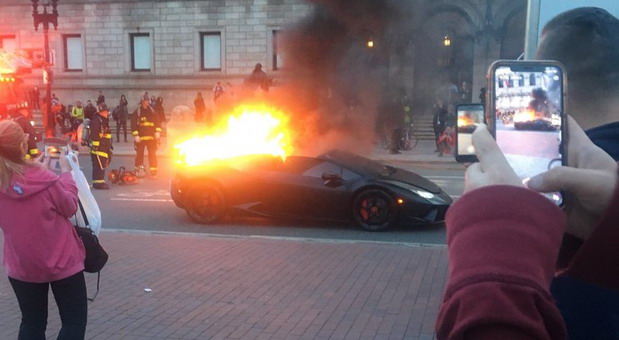 Video iz Bostona: Zapalio se Lamborghini Huracan Performante