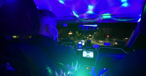 Video iz Grčke: U pandemiji pretvorio taksi u noćni klub