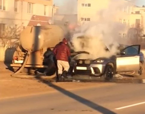 Video iz Rusije: BMW se zapalio, pogledajte čime su ga ugasili