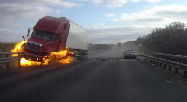 Video iz Rusije: Kamion se zapalio nakon sudara s automobilom