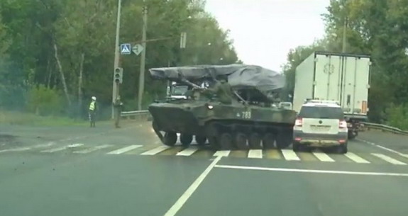 Video iz Rusije: Vojni transporter BMD-3 udario u Škodu Yeti