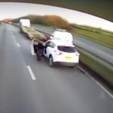 Video je da vozač kombija doživljava infarkt: Način na koji mu je pomogao će vas oduševiti (VIDEO)