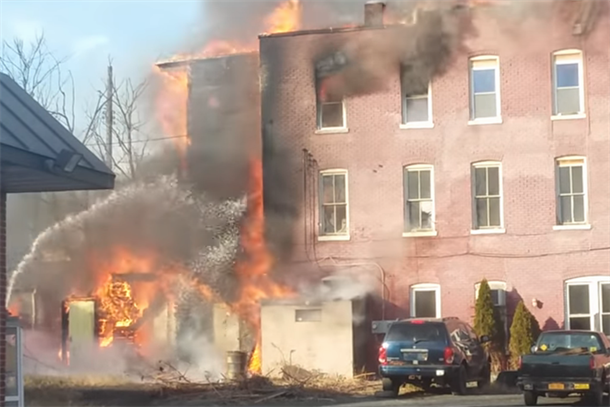 Video na televiziji, pa zapalio 20 zgrada (VIDEO)