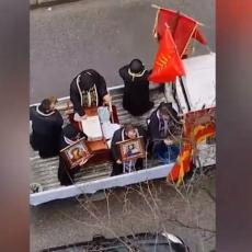 Video se širi masovno: Sveštenici na kamionu, a svetom vodicom prskaju ulice protiv korone (VIDEO)