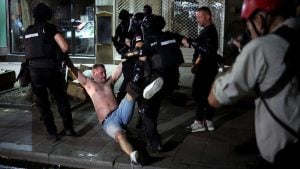 Vidovdanski protest: Desetine povređenih i privedenih, ‘nema pregovora sa teroristima’, kaže Vučić
