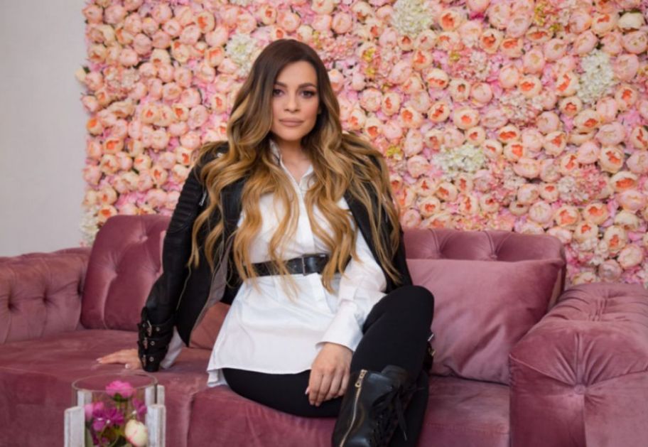 Vikendica iz snova: Pevačica Jelena Kostov pokazala svoj planinski raj FOTO