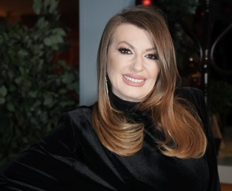 Viki Miljković se ofarbala u potpuno plavo: Svi kažu da je ista Karleuša (foto)