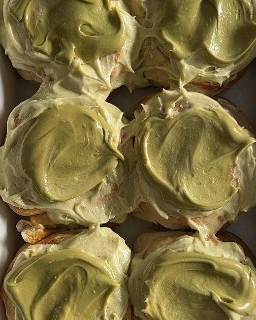 Viralne cinnamon rolls su dobile upgrade, ove jeseni uživamo u slatkim rolnicama sa pistaćima