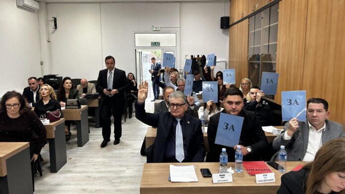 Višak novca u Medijani usmerili na učenike i studente, opozicija iz SNS-a nije glasala zbog pominjanja Vučića