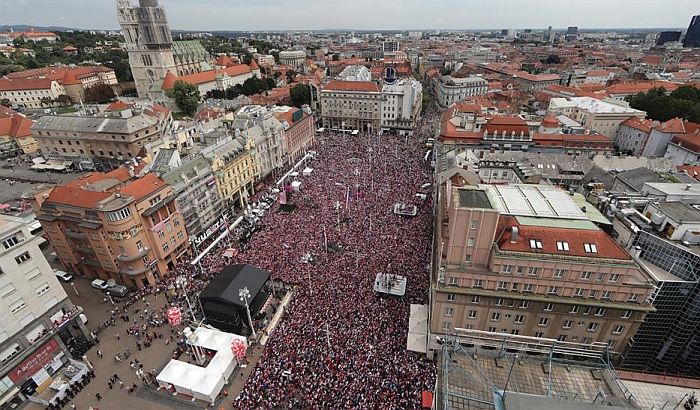 Više hiljada ljudi dočekuje fudbalere Hrvatske