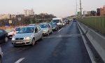 Više od 100 automobila i vozača GSP-a čeka na Gazeli, policija sve bez radnog naloga sprovodi kod sudije: Reporteri Novosti na licu mesta (VIDEO)