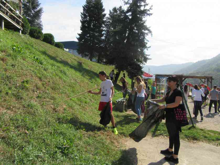 Više od 100 volontera prikupljalo smeće u Vlasotincu i Medveđi