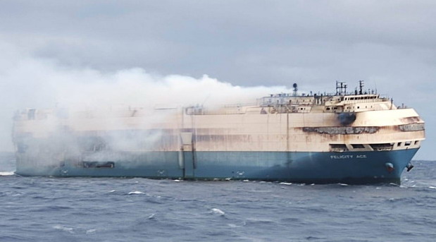 Više od 400 miliona dolara vrednih automobila uništeno na zapaljenom brodu u Atlantiku