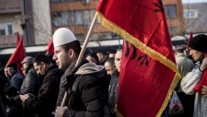 Više od polovine Albanaca protiv ukidanja takse, gotovo svi Srbi za ukidanje