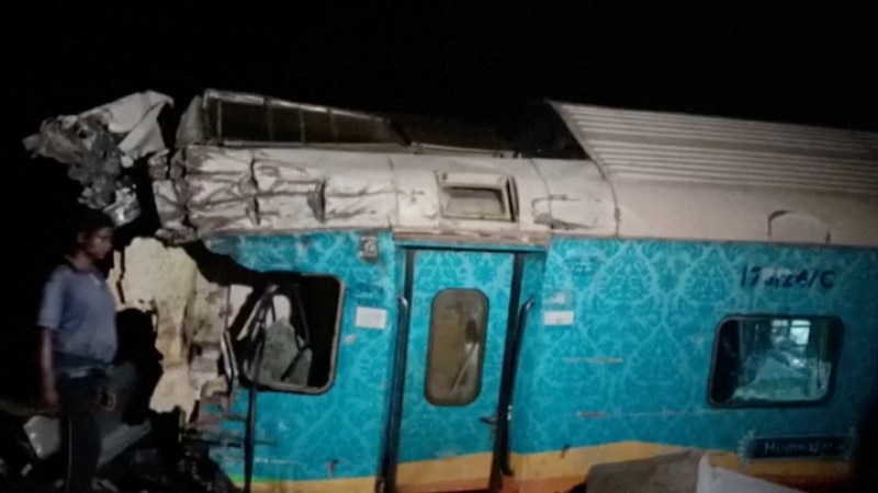 Više od 280 mrtvih, 900 ranjenih u železničkoj nesreći u Indiji