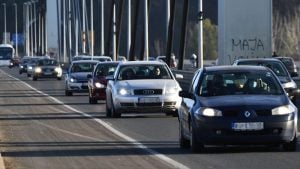 Više stotina automobila sa studentima i građanima Novog Sada pošlo za Beograd (VIDEO)