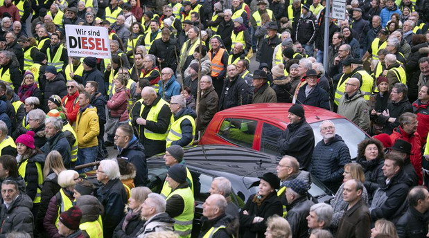 Više stotina ljudi protestovalo u Štutgartu protiv zabrane kretanja vozila na dizel
