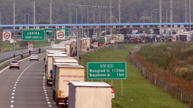 Višesatna čekanja kamiona na granici sa Hrvatskom