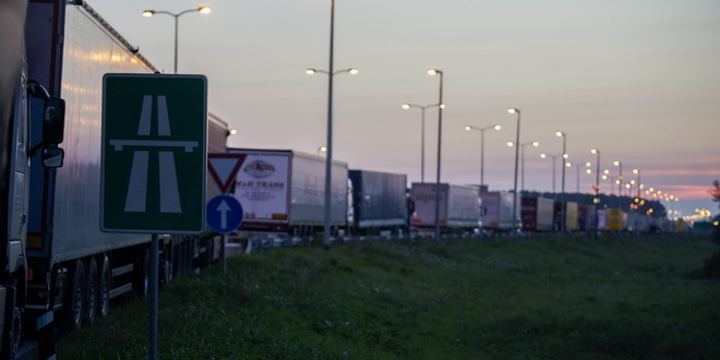 Saobraćaj umeren, kamioni i dalje čekaju granici