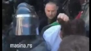 Visoki oficir Žandarmerije čupao za kosu aktivistu: Podneta krivična prijava (VIDEO)