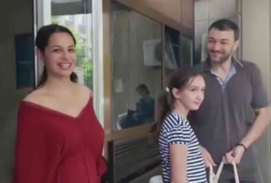 Vlada Mandić izveo suprugu i ćerkicu iz porodilišta: On je želeo tradicionalno ime, ali je konačnu odluku donela ponosna starija sestra (VIDEO)
