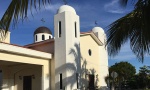 Vladike SPC prave skandale u Americi: Crkvu na Floridi pretvorili u vašar, estradnu zvezdu zvali da uveliča poklade