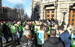 
					Vlasnici auto škola završili protest, sutra sa Stefanovićem 
					
									